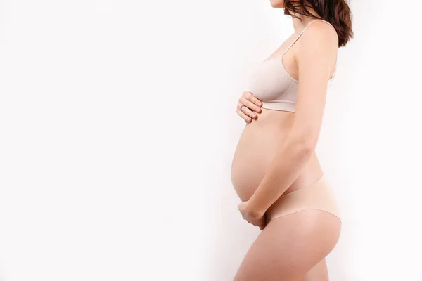 Hamile Kadın Destekleyici Kusursuz Annelik Sütyeni Vücut Rengi Altları Giyiyor — Stok fotoğraf
