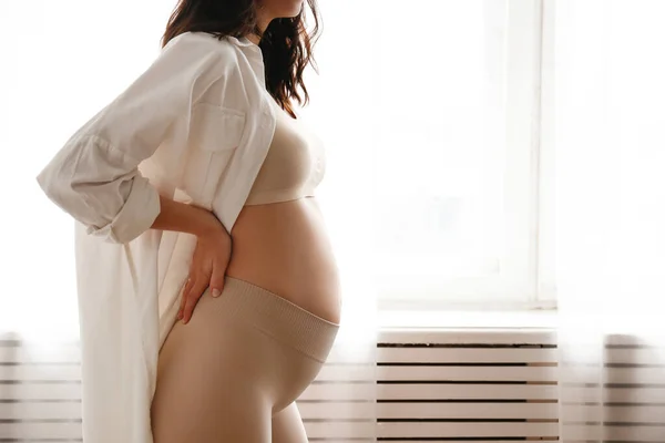 Hamileliğin Ikinci Ayında Güzel Bir Kadının Portresi Karnında Kolları Olan — Stok fotoğraf
