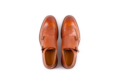 Beyaz arka planda bir çift açık kahverengi çift kayışlı papaz ayakkabısı. Bağcıksız, çok yönlü iş gündelik kıyafet ayakkabıları. Üst görünüm, metin için boşluk kopyala, düz yatay.