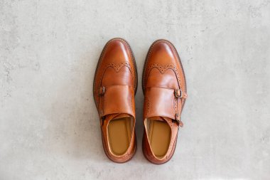 Beyaz arka planda bir çift açık kahverengi çift kayışlı papaz ayakkabısı. Bağcıksız, çok yönlü iş gündelik kıyafet ayakkabıları. Üst görünüm, metin için boşluk kopyala, düz yatay.