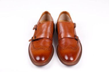 Beyaz arka planda bir çift açık kahverengi çift kayışlı papaz ayakkabısı. Bağcıksız, çok yönlü iş gündelik kıyafet ayakkabıları. Üst görünüm, metin için boşluk kopyala, düz yatay.
