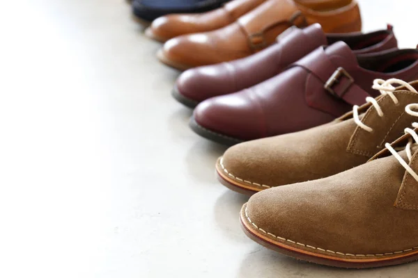 Bando Sapatos Masculinos Estilo Diferente Uma Fileira Isolada Fundo Branco — Fotografia de Stock