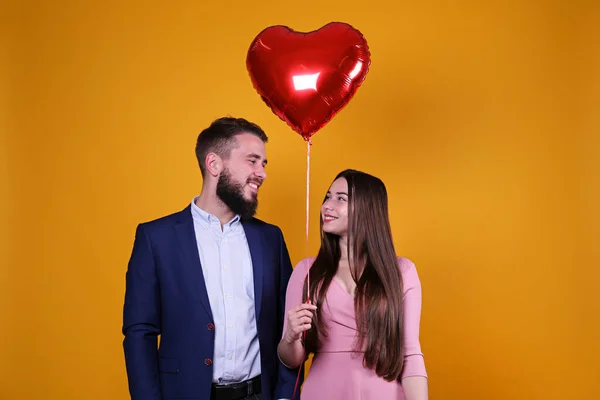 Feliz Dia Dos Namorados Estúdio Tiro Casal Apaixonado Segurando Balão — Fotografia de Stock