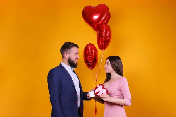Feliz Dia Dos Namorados Estúdio Tiro Casal Apaixonado Segurando Balão — Fotografia de Stock