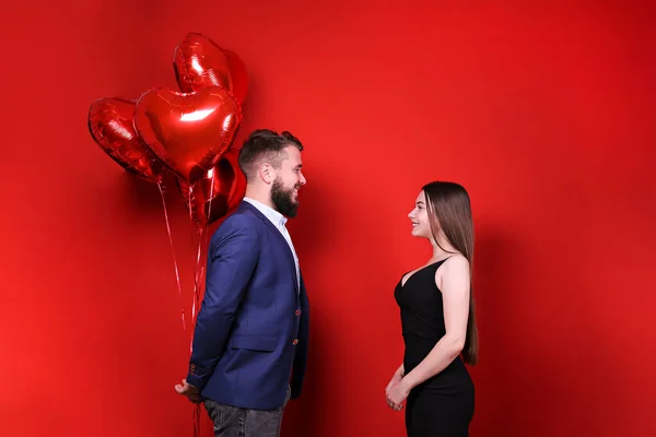 Feliz Dia Dos Namorados Estúdio Tiro Casal Apaixonado Por Balão — Fotografia de Stock