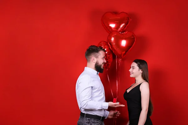 Homem Barbudo Pedir Casamento Sua Linda Namorada Dia São Valentim — Fotografia de Stock