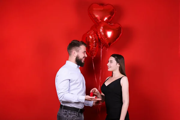 Homem Barbudo Pedir Casamento Sua Linda Namorada Dia São Valentim — Fotografia de Stock