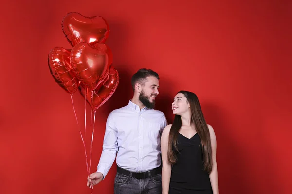 Feliz Dia Dos Namorados Estúdio Tiro Casal Apaixonado Por Balão — Fotografia de Stock