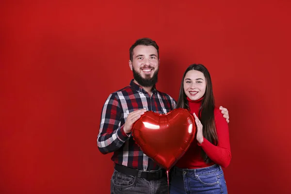 Feliz Concepto San Valentín Foto Estudio Pareja Con Atuendos Casuales — Foto de Stock