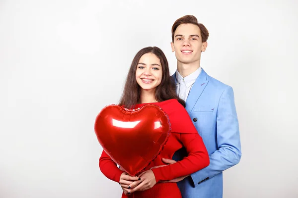 Feliz Dia Dos Namorados Estúdio Tiro Casal Apaixonado Segurando Balão — Fotografia de Stock