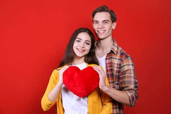 Feliz Dia Dos Namorados Casal Apaixonado Segurando Almofada Forma Coração — Fotografia de Stock
