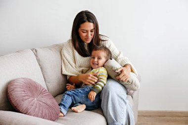 Genç, güzel bir anne ve iki yaşındaki oğlu evde. Küçük kızıyla kaliteli zaman geçiren bir kadın. Kapat, kopyala boşluk, arkaplan