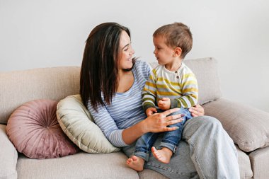 Genç, güzel bir anne ve iki yaşındaki oğlu evde. Küçük kızıyla kaliteli zaman geçiren bir kadın. Kapat, kopyala boşluk, arkaplan