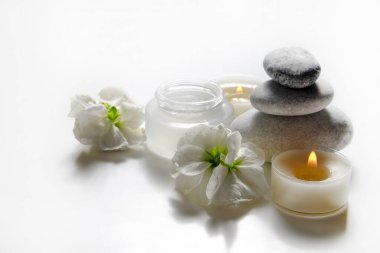 Spa salonu için sembolik nesnelerle kompozisyon. Kozmetik işlemler için taş terapisi özellikleri. Kavramsal görüntü, kayalar ve çiçekler dengeyi temsil ediyor. Kapat, boşluğu kopyala, üst görünüm, arkaplan.