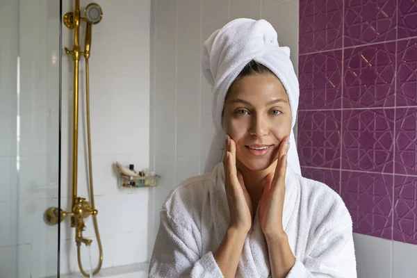 Portrait Young Beautiful Woman Bathroom Performing Cosmetic Procedures Bathing Female — Stock Photo, Image