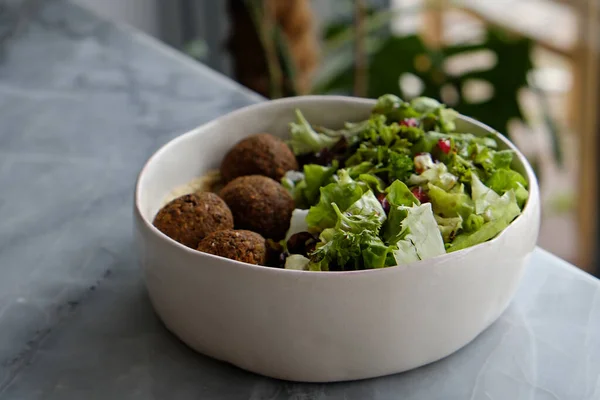 Bol Végétalien Avec Boules Falafel Pois Chiches Salade Concept Manger — Photo