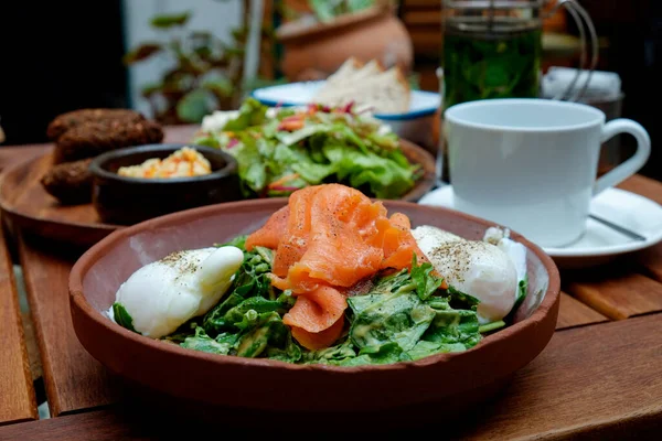 Close Shot Van Gepocheerde Eieren Gerookte Zalm Met Spinazie Falafel — Stockfoto