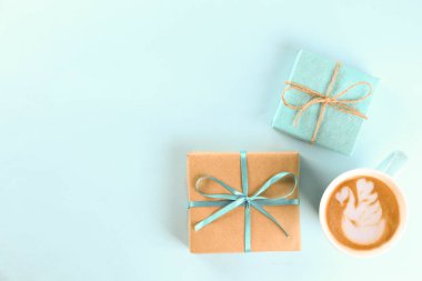 Babalar Günü tebrik kartı konsepti. Metin için bir sürü kopya alanı olan dokuma arkaplanındaki sembolik nesnelerle kompozisyonu kapat. Üst manzara, düz uzanma.