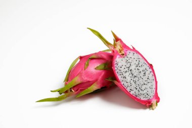Pitaya, yüksek miktarda lif ve magnezyum içeren düşük kalorili egzotik bir besin yoğunluğu meyvesi. Tam ve yarı yarıya ejderha meyvesi. Görünür posa dokusuyla, beyazda izole edilmiş. Kapat, boşluğu kopyala, üst görünüm.