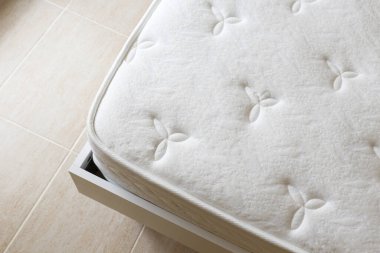 Beyaz ortopedik şilte yüzey desenini yakın çekim için metin için bir sürü kopya alanı. Omurga büyümesi ve basınç noktası rahatlaması için hipoalerjenik köpük matress. Arkaplan, üst görünüm.