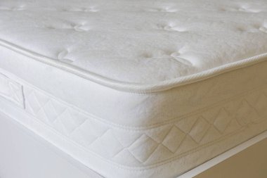 Beyaz ortopedik şilte yüzey desenini yakın çekim için metin için bir sürü kopya alanı. Omurga büyümesi ve basınç noktası rahatlaması için hipoalerjenik köpük matress. Arkaplan, üst görünüm.