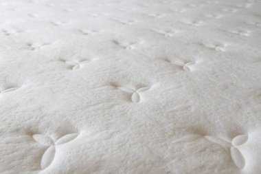 Beyaz ortopedik şilte yüzey desenini yakın çekim için metin için bir sürü kopya alanı. Omurga büyümesi ve basınç noktası rahatlaması için hipoalerjenik köpük matress. Arkaplan, üst görünüm.