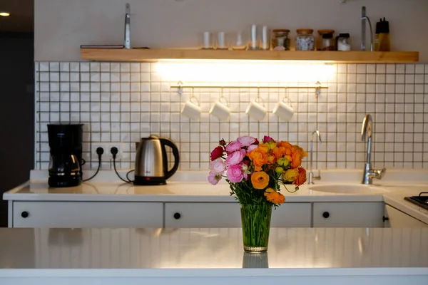Stijlvolle Moderne Keuken Met Kleine Witte Tegels Houten Planken Apparaten — Stockfoto
