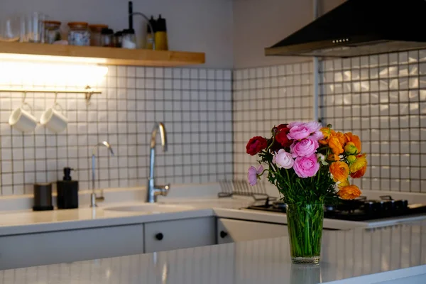 Gaya Dapur Modern Dengan Ubin Putih Kecil Rak Kayu Peralatan — Stok Foto