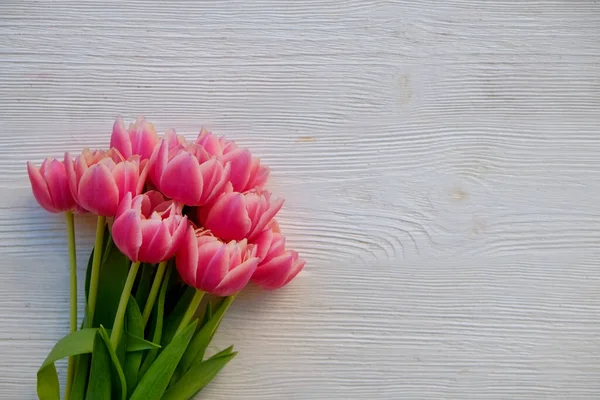 배경에 꽃들이 텍스트를 복사본 있습니다 감촉된 테이블에 꽃다발에 분홍색 있습니다 — 스톡 사진