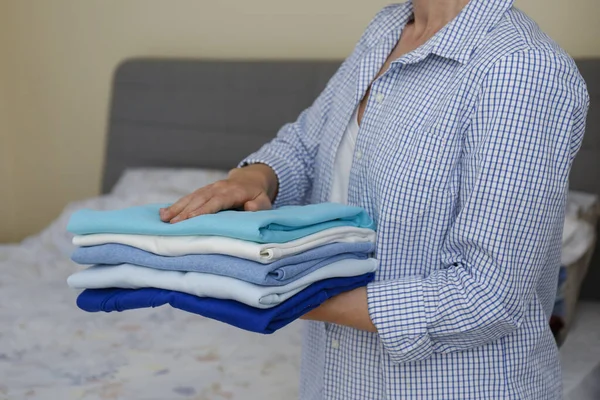 Colpo Ritagliato Giovane Donna Casa Con Una Pila Camicie Perfettamente — Foto Stock