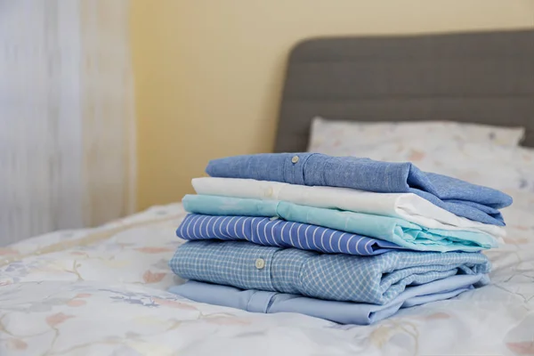 Stapel Von Bunten Perfekt Gefalteten Kleidungsstücken Auf Dem Bett Hause — Stockfoto