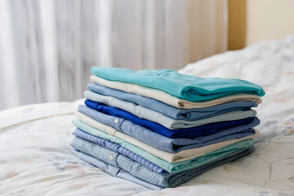 Stapel Van Kleurrijke Perfect Gevouwen Kleding Items Het Bed Thuis — Stockfoto