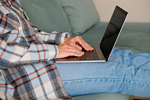 Närbild Bild Ung Kvinna Som Arbetar Hemifrån Laptop Sitter Den — Stockfoto