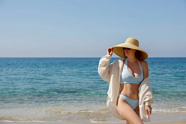 Vit Kvinna Med Vältränad Kropp Lös Vit Bomullsskjorta Blå Bikini — Stockfoto