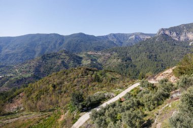 Dönüş yolu olan güzel bir dağ manzarası. Metin ve arkaplan için boşluk kopyala