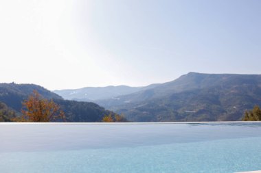 Panoramik dağ manzaralı sonsuzluk havuzu. Kapat, metin, üst görünüm ve arkaplan için boşluk kopyala.
