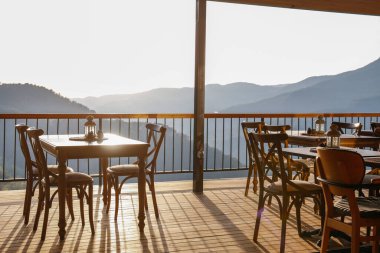 Dağlardaki bir restoranın boş terası. Kapat, metin ve arkaplan için boşluk kopyala.