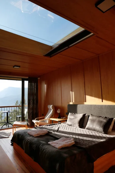 Interior Habitación Con Paredes Madera Ventanas Longitud Completa Cabaña Montaña —  Fotos de Stock