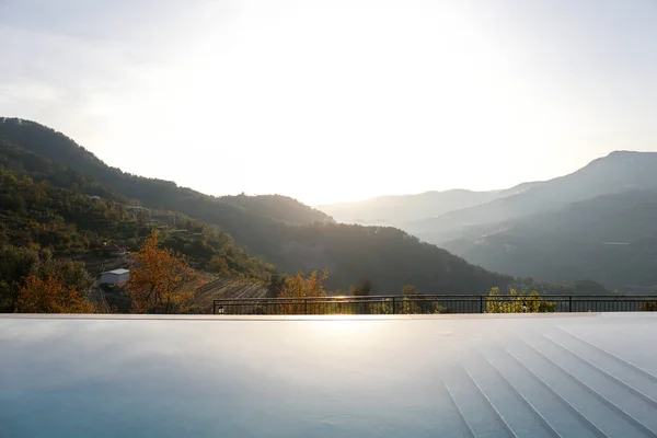 Infinity Pool Med Panoramautsikt Över Bergen Närbild Kopiera Utrymme För — Stockfoto