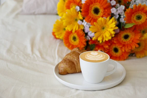 Frühstück Bett Konzept Weißer Teller Mit Cappuccino Und Französischem Croissant — Stockfoto