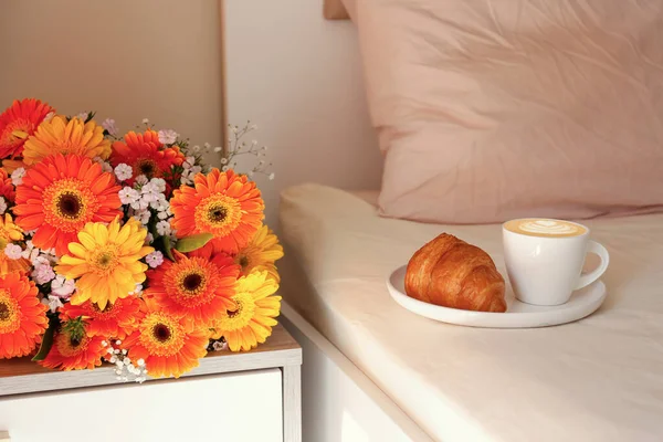 Frühstück Bett Konzept Weißer Teller Mit Cappuccino Und Französischem Croissant — Stockfoto