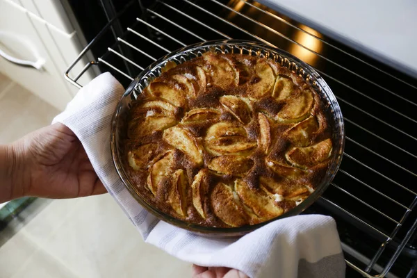 Fraîchement Sorti Four Tarte Aux Pommes Cannelle Coupé Coup Mains — Photo