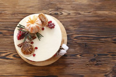 Beyaz kremalı ve süslemeli minimalist tek katlı düğün pastası. Kapat, metin, arkaplan ve üst görünüm için boşluk kopyala.