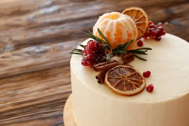 Beyaz kremalı ve süslemeli minimalist tek katlı düğün pastası. Kapat, metin, arkaplan ve üst görünüm için boşluk kopyala.