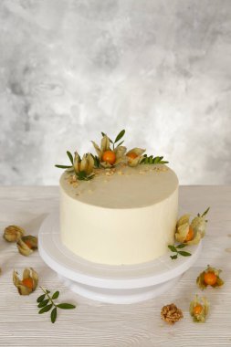 Beyaz kremalı ve süslemeli minimalist tek katlı düğün pastası. Kapat, metin, arkaplan ve üst görünüm için boşluk kopyala.