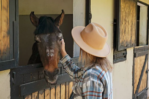 Vinculação Entre Conceito Humano Animal Jovem Irreconhecível Vestindo Trajes Casuais — Fotografia de Stock