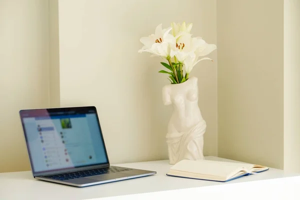 Otthoni Iroda Koncepció Kijelölt Munka Otthonról Közel Ablakhoz Modern Laptop — Stock Fotó