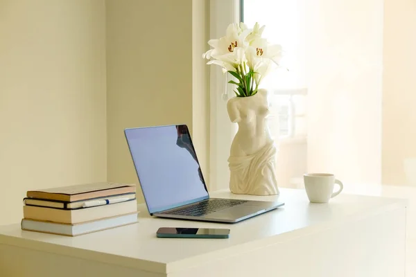 Otthoni Iroda Koncepció Kijelölt Munka Otthonról Közel Ablakhoz Modern Laptop — Stock Fotó