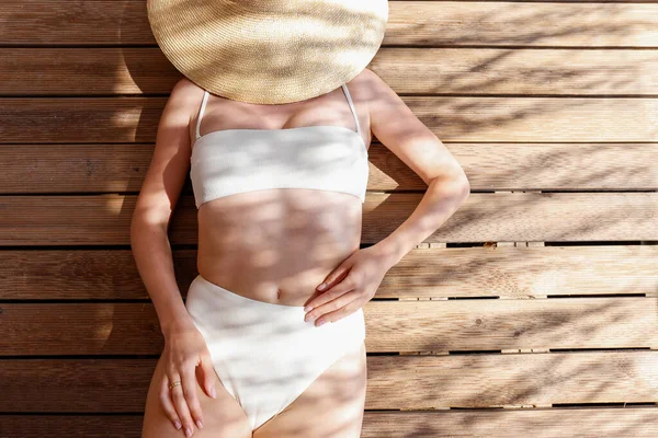 Beskuren Bild Kaukasisk Kvinna Med Vältränad Kropp Vit Bikini Baddräkt — Stockfoto