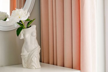 MÖ 150 yılına ait seramik vazodaki tek bir şakayık çiçeğinin kavramsal görüntüsü Venus de Milo heykeli masanın üstünde duvarında bir ayna ile. Yatak odasının köşesine yakın çekim. Metin için alanı kopyala.